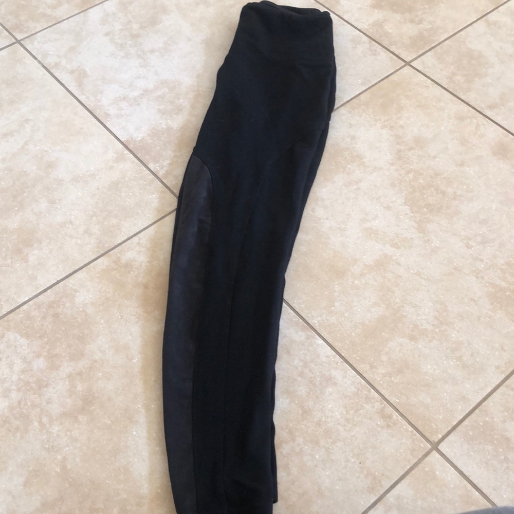 Black leggings! - Picture 2 of 4